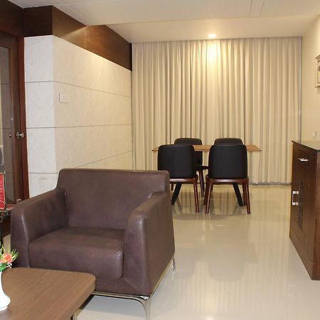 Hotel Grand Gayathri Khammam エクステリア 写真