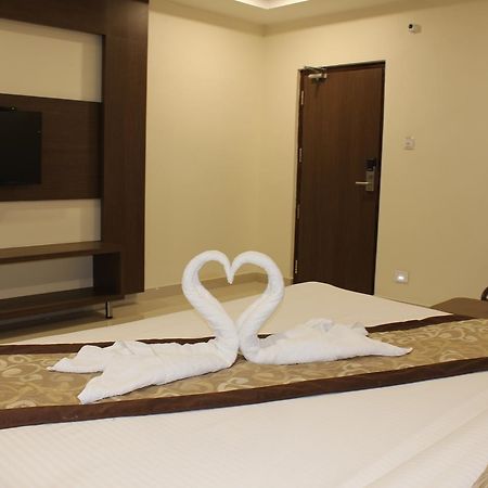 Hotel Grand Gayathri Khammam エクステリア 写真
