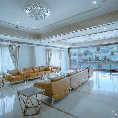 Hotel Grand Gayathri Khammam エクステリア 写真