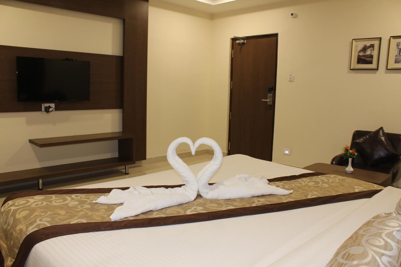 Hotel Grand Gayathri Khammam エクステリア 写真