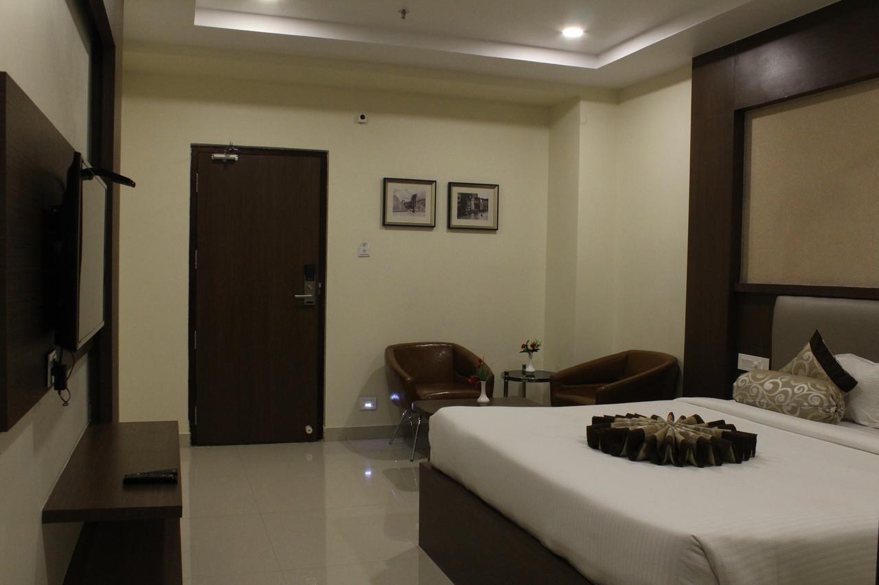 Hotel Grand Gayathri Khammam エクステリア 写真