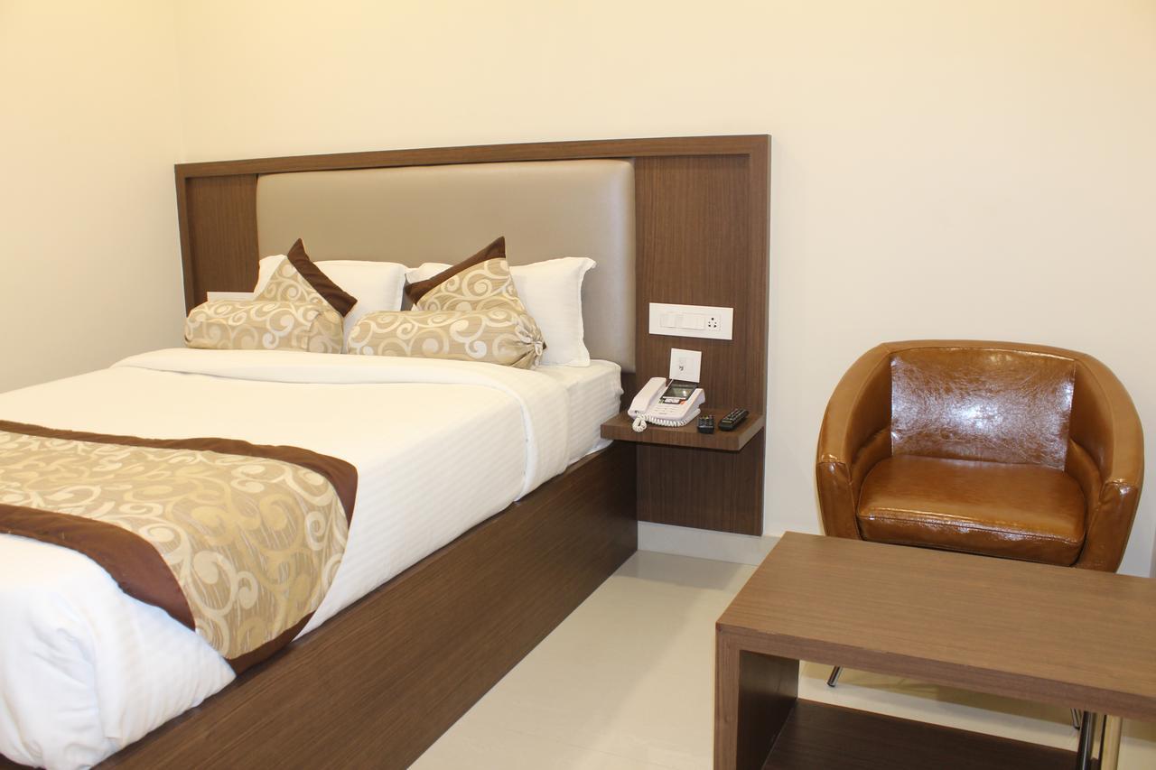 Hotel Grand Gayathri Khammam エクステリア 写真