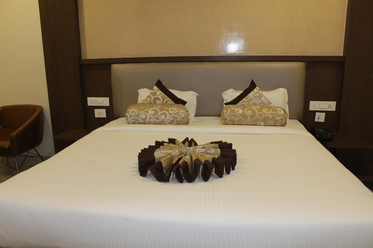 Hotel Grand Gayathri Khammam エクステリア 写真