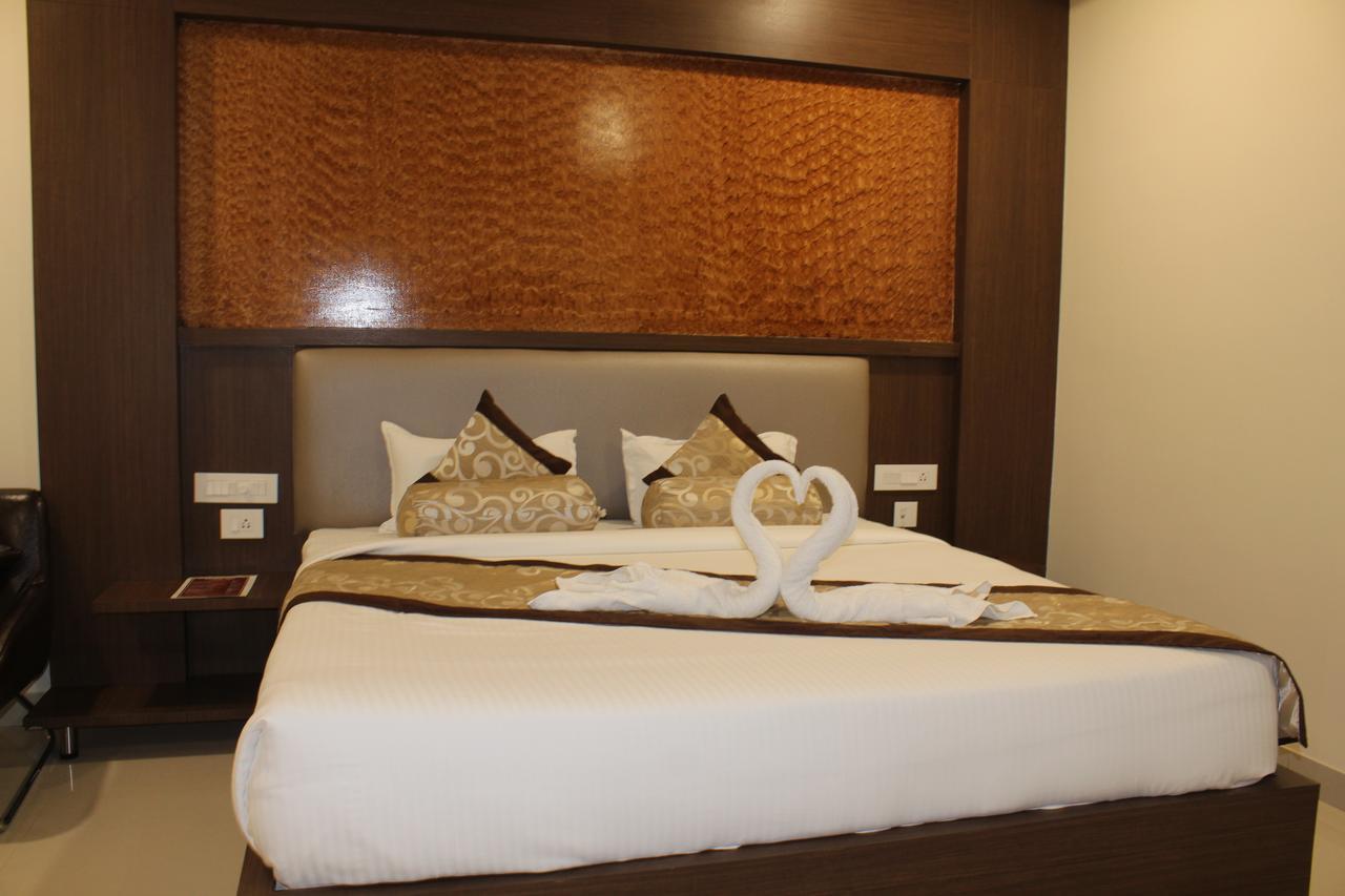 Hotel Grand Gayathri Khammam エクステリア 写真