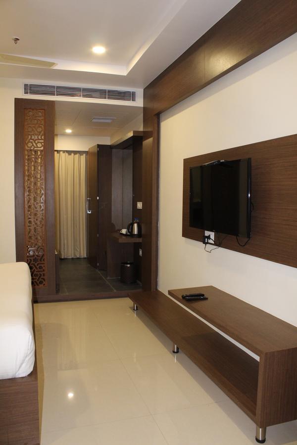 Hotel Grand Gayathri Khammam エクステリア 写真