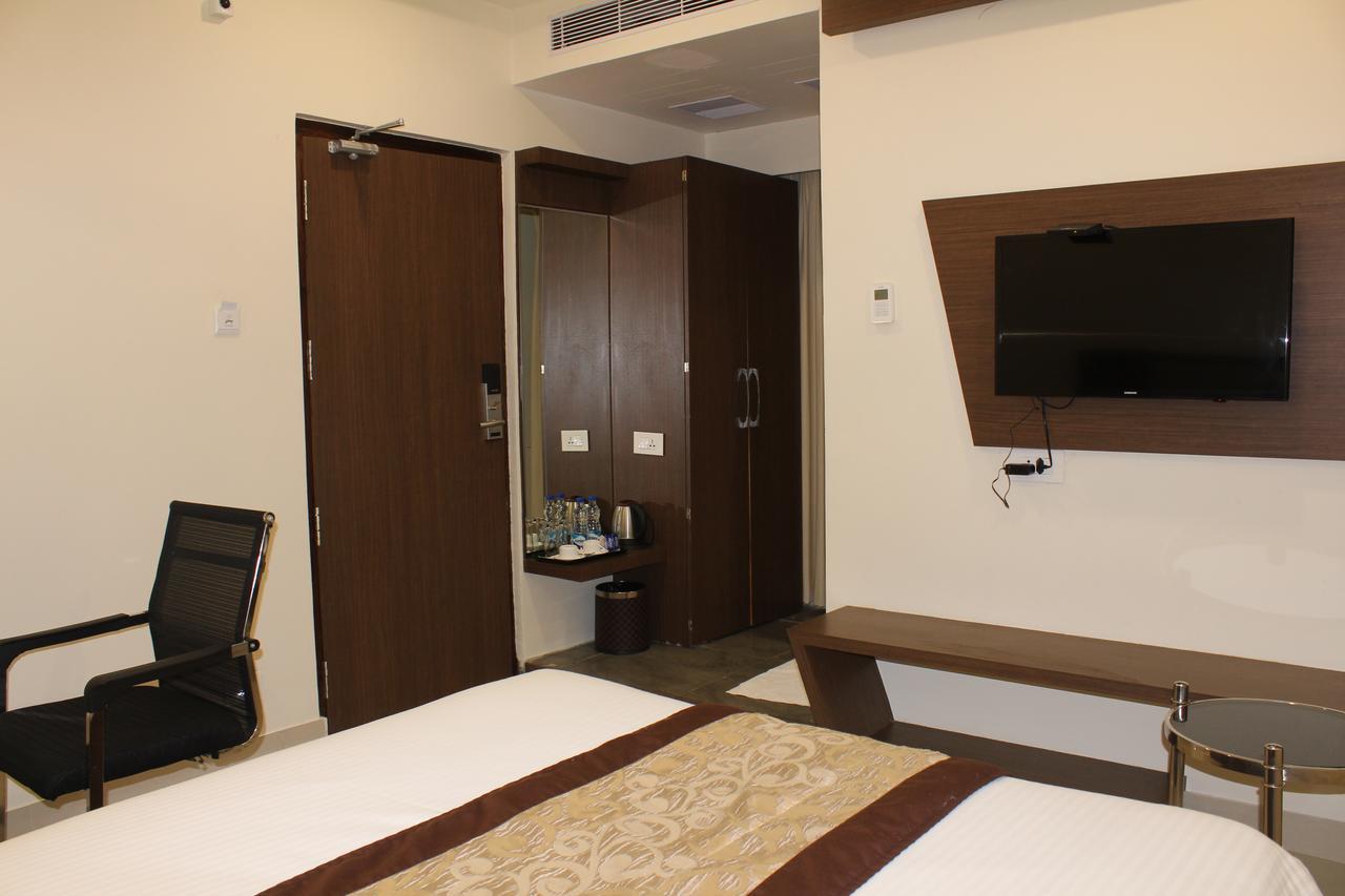 Hotel Grand Gayathri Khammam エクステリア 写真