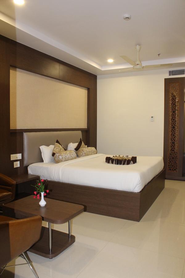 Hotel Grand Gayathri Khammam エクステリア 写真