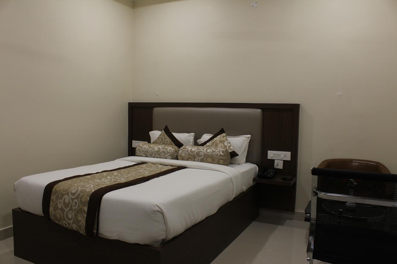 Hotel Grand Gayathri Khammam エクステリア 写真