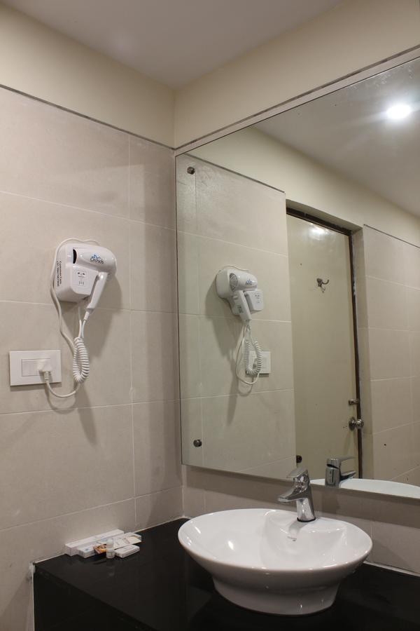 Hotel Grand Gayathri Khammam エクステリア 写真
