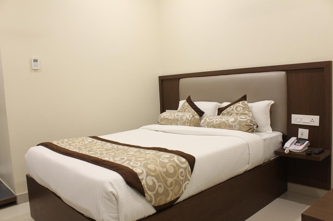 Hotel Grand Gayathri Khammam エクステリア 写真