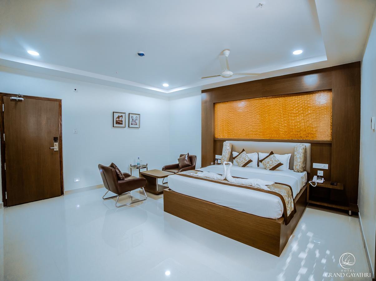 Hotel Grand Gayathri Khammam エクステリア 写真