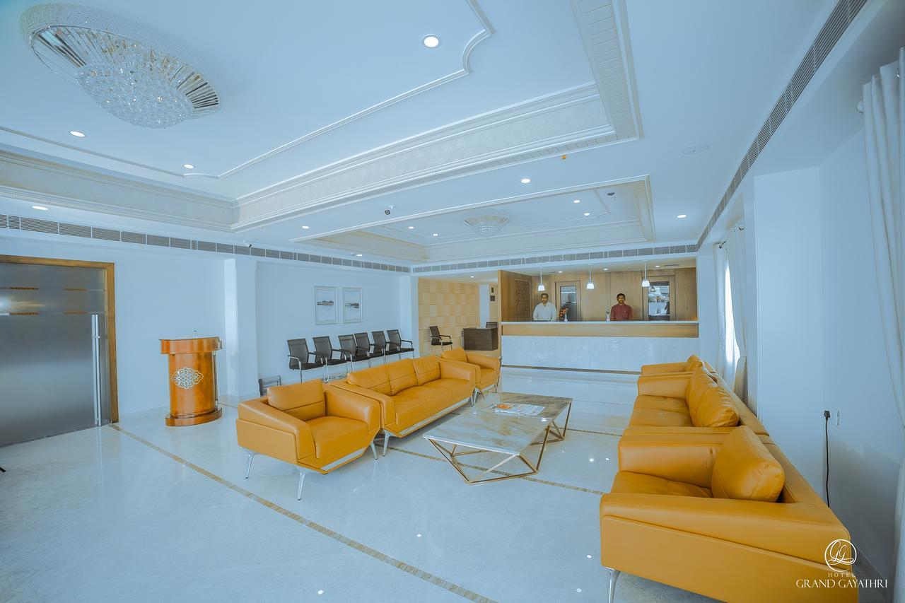 Hotel Grand Gayathri Khammam エクステリア 写真
