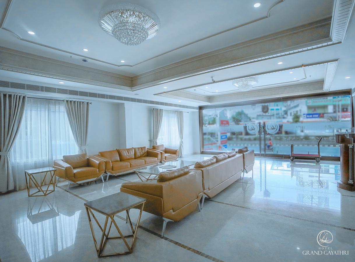 Hotel Grand Gayathri Khammam エクステリア 写真