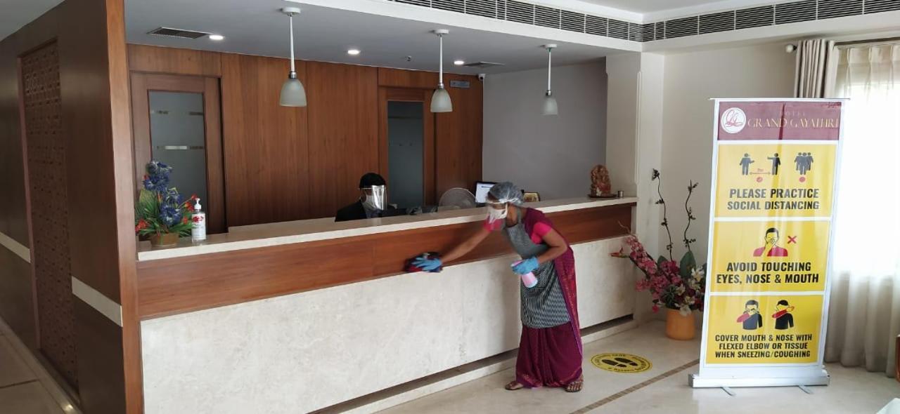 Hotel Grand Gayathri Khammam エクステリア 写真