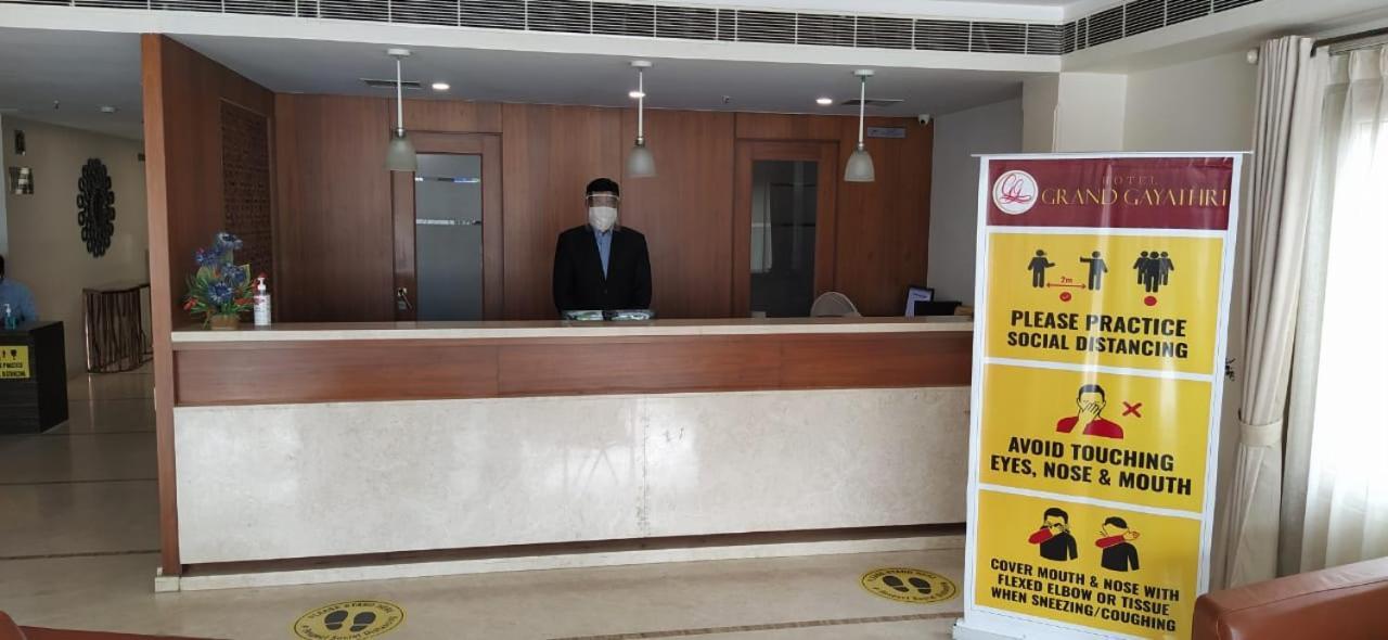 Hotel Grand Gayathri Khammam エクステリア 写真