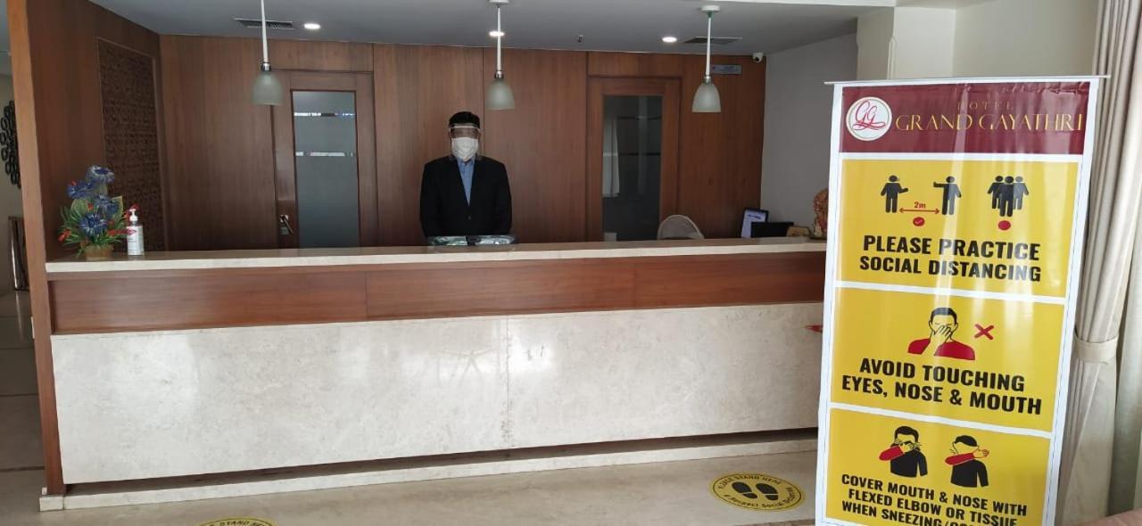 Hotel Grand Gayathri Khammam エクステリア 写真
